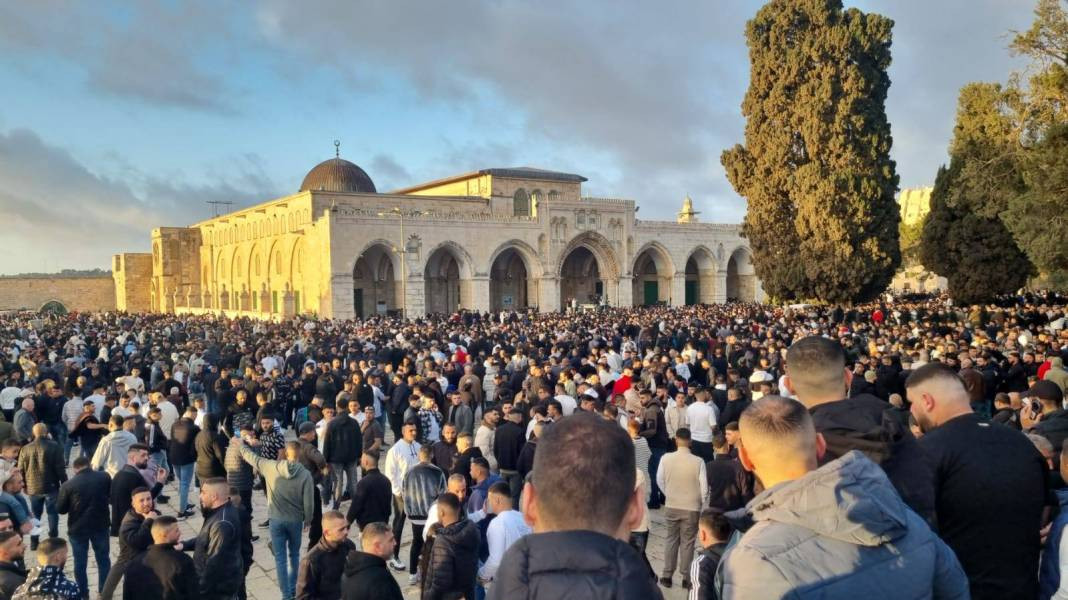 İsrail’in kısıtlamalarına rağmen akın ettiler: 120 Bin Filistinli Mescid-i Aksa’da saf tuttu - Resim: 14